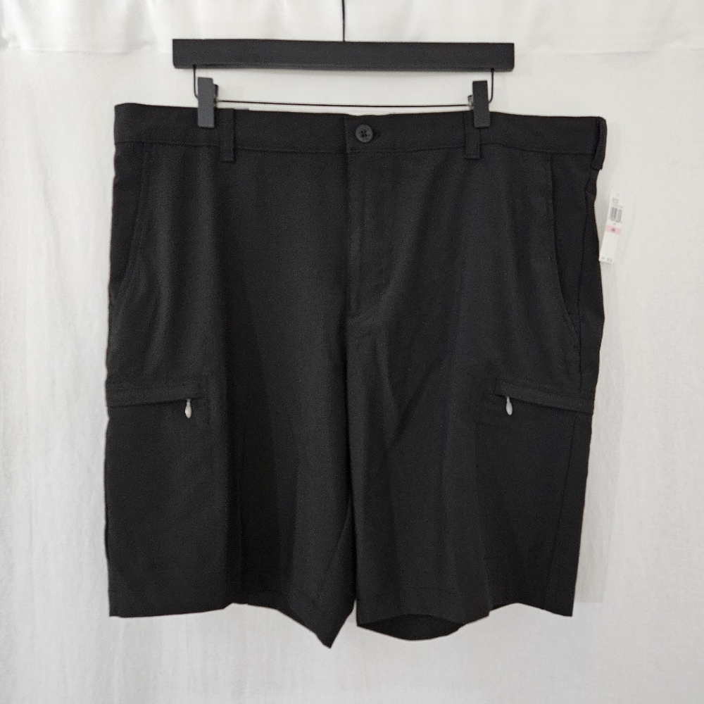 Izod Golf Straight Fit SwingFlex Cargo Short in Black Size 40